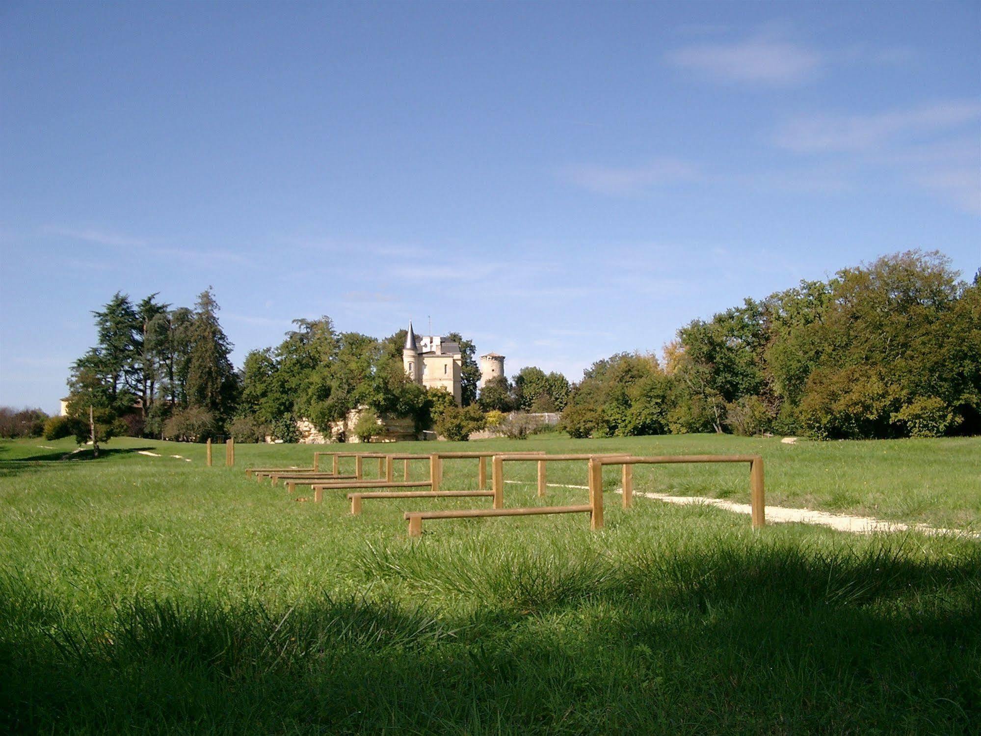 Hotel Restaurant Du Chateau De La Tour Beguey エクステリア 写真